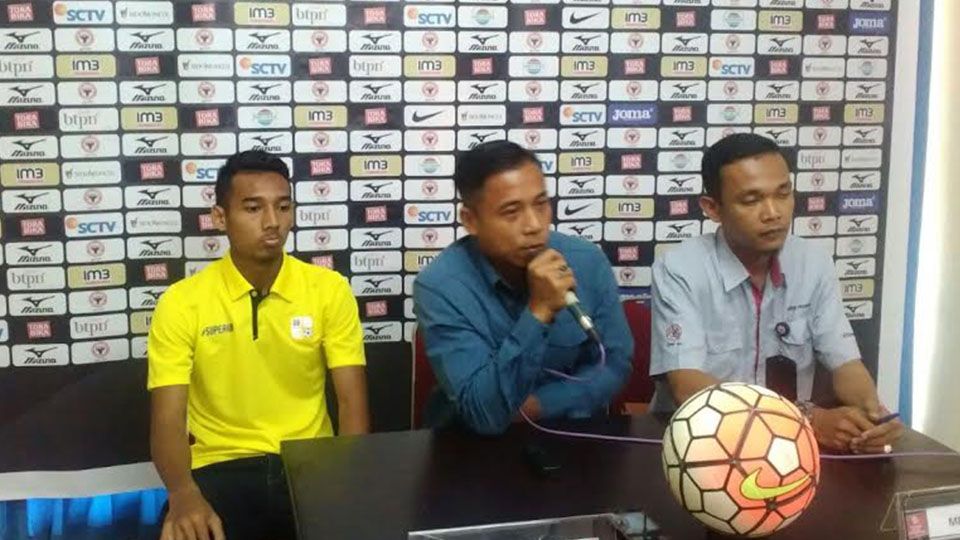 Pelatih Sementara Barito Putera, Yunan Helmi (tengah). Copyright: &copy; Taufik Hidayat/INDOSPORT